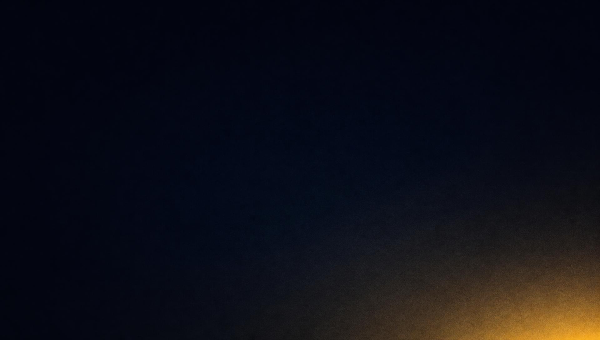 Escritorio de trabajo con luz cálida